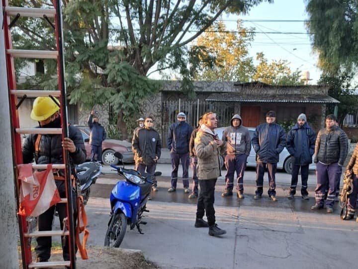 Charla de seguridad con el equipo técnico en la vía pública